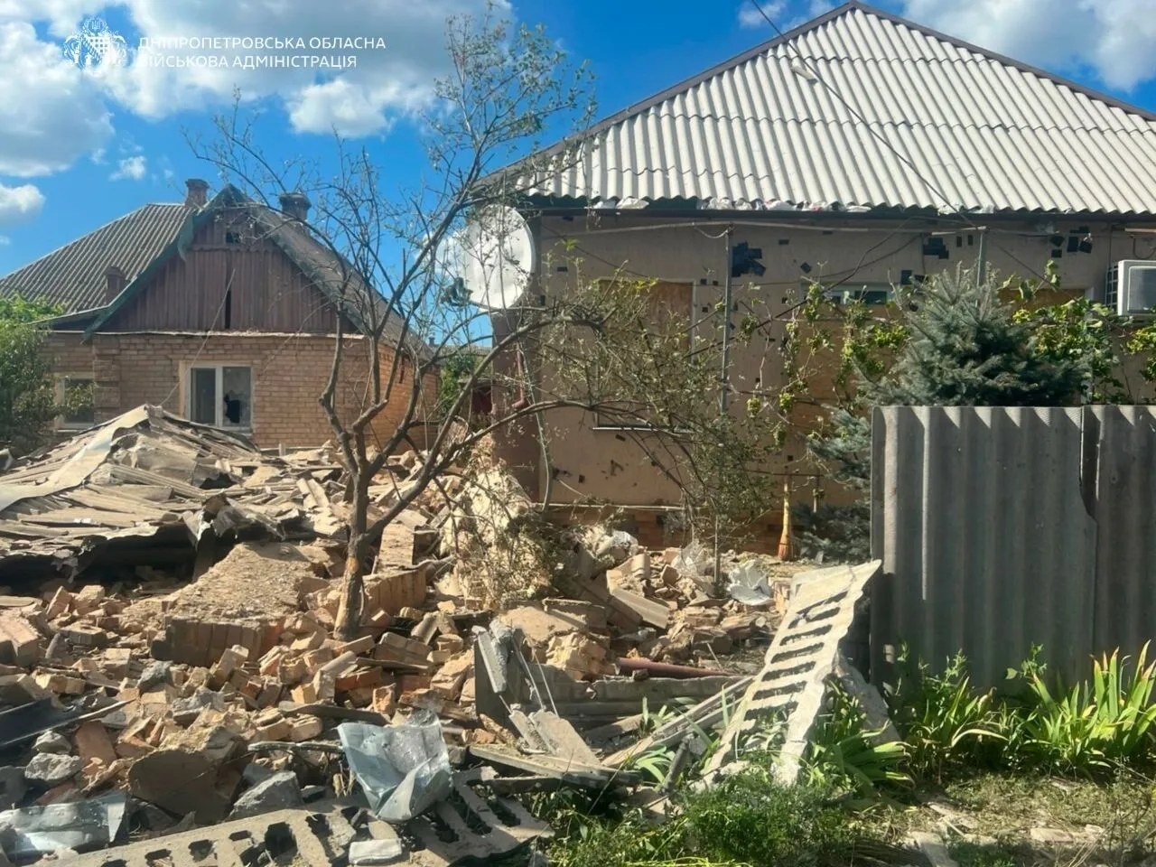 Будинок з повністю зруйнованим дахом та уламками у дворі, офіційне фото обласної адміністрації