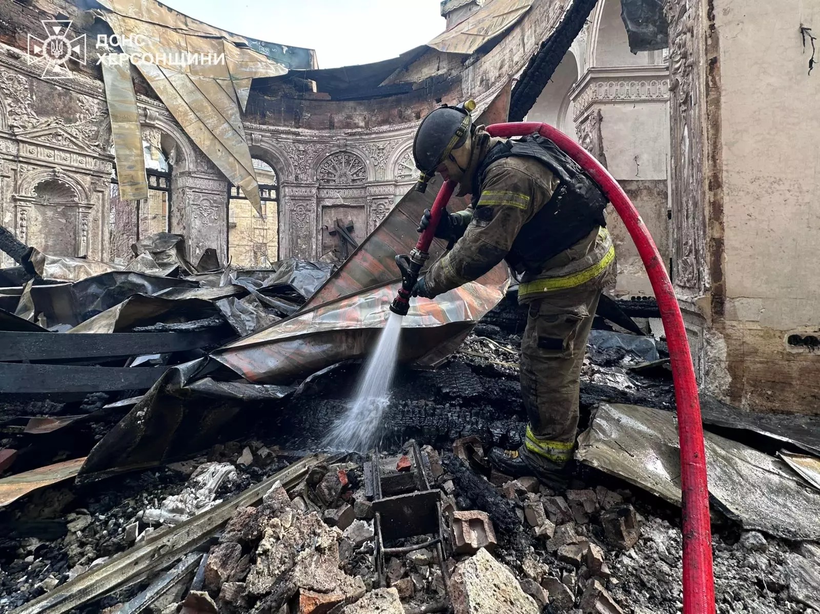 Історична будівля колишнього Товариства взаємного кредиту в Херсоні після удару російського дрона, ілюстративне фото з попередньої атаки на місто, березень 2026