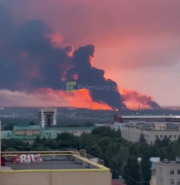 Візуальна фіксація, що супроводжує аналітичний огляд одночасного горіння трьох нафтобаз у Ставропольському краї
