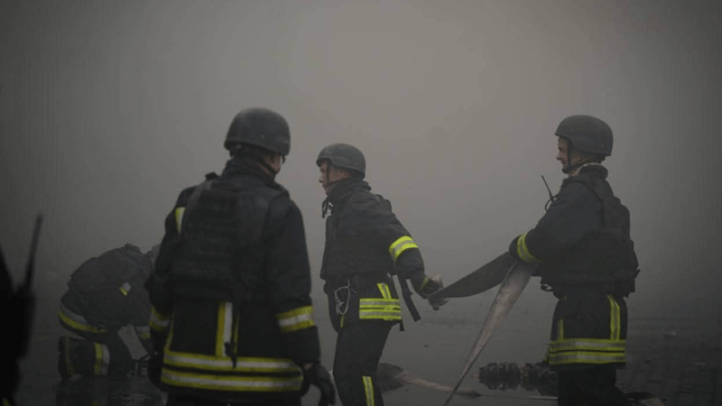 Рятувальники працюють у густому диму на місці удару в порту Одеси