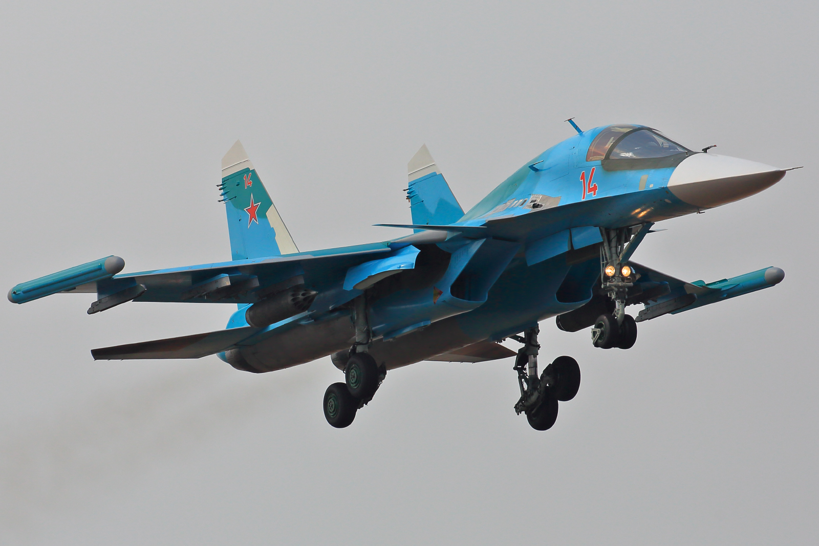 Винищувач Су-34 на аеродромі