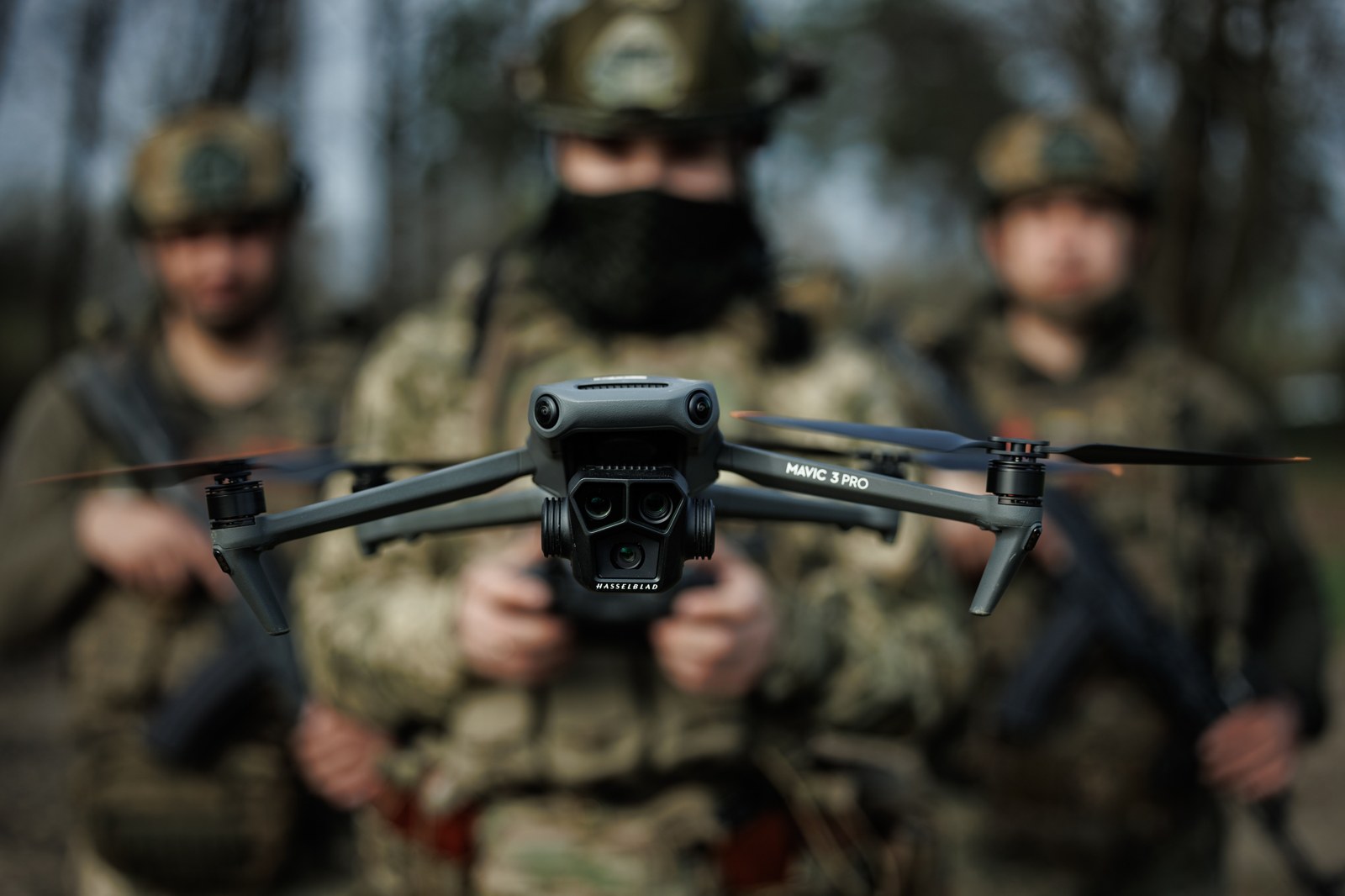 Український оператор керує розвідувальним дроном під час навчань — саме такі дрони часто супроводжують здачу російських військових у полон