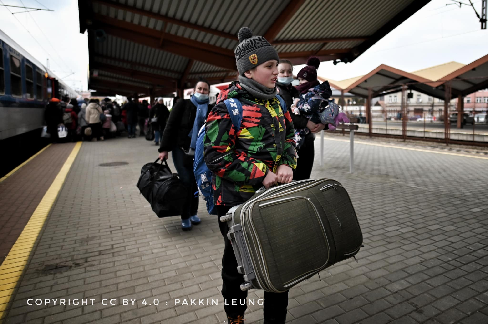 Українські біженці сідають на потяг до Варшави на станції Перемишль