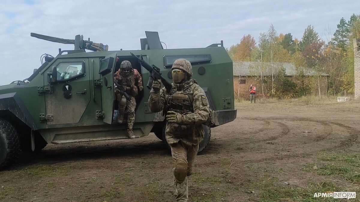 Бронеавтомобіль Roshel Senator, який Канада передає українським підрозділам