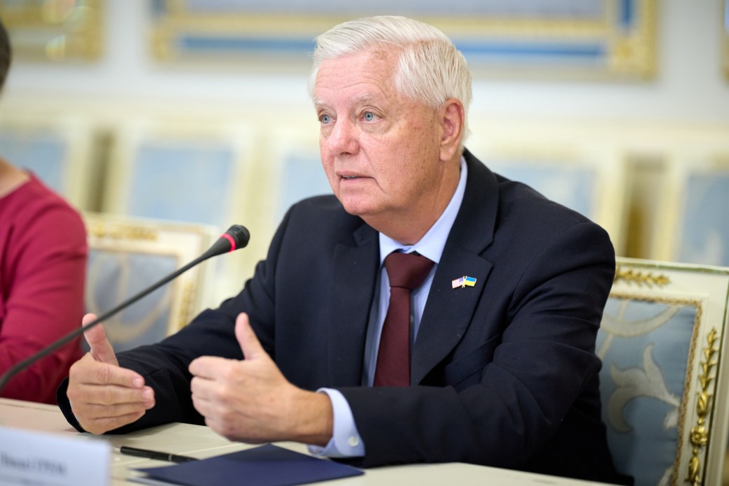 Сенатор Ліндсі Грем виступає під час зустрічі у Києві