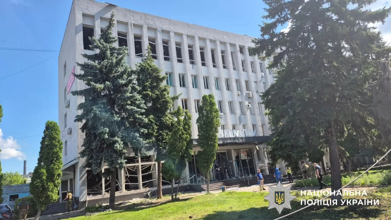 Пошкоджена адміністративна будівля в Сумах після авіаудару