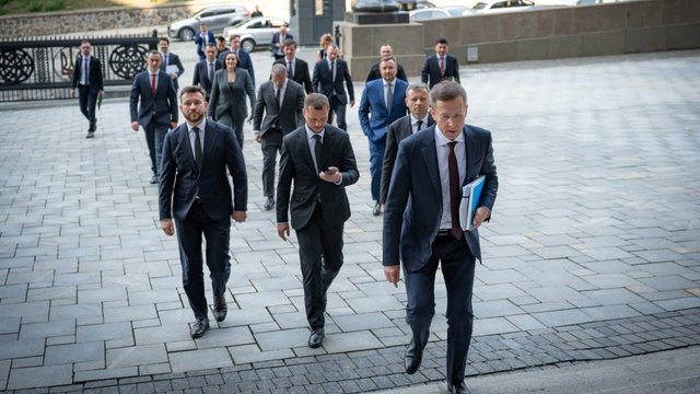 Прем'єр-міністр Сергій Корецький із членами Кабінету Міністрів прямує на засідання уряду