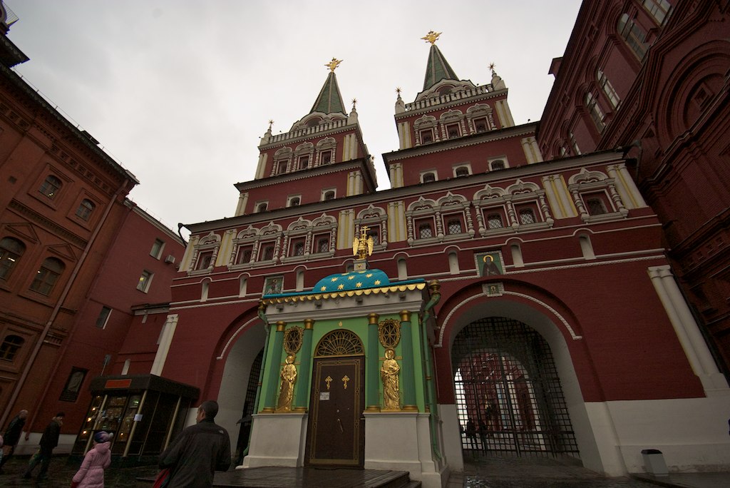 Кремль у похмуру погоду — символ російської столиці, яка регулярно опиняється під ударом українських дронів