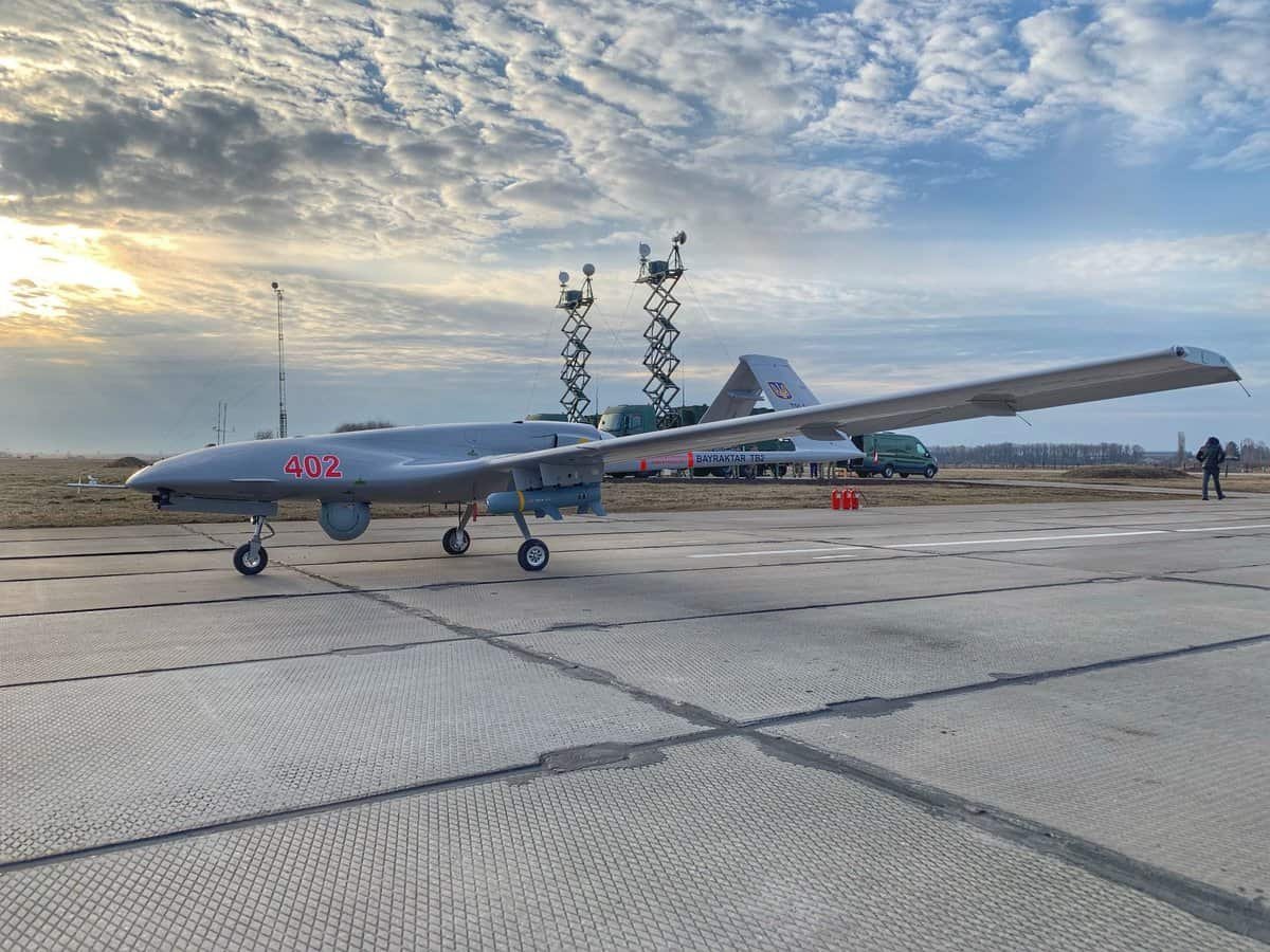 Український безпілотник Bayraktar TB2 на аеродромі