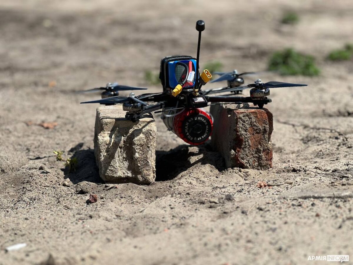 Український FPV-дрон-камікадзе такого типу, які застосовують для ударів по цивільних автомобілях