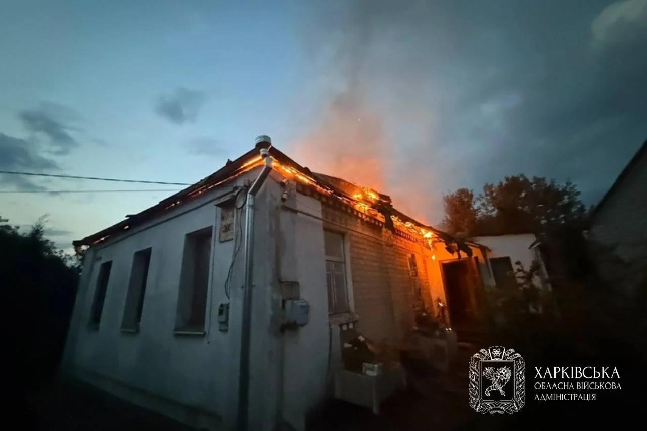 Пошкоджений вибухом балкон і вибиті вікна житлового будинку в Шевченковому