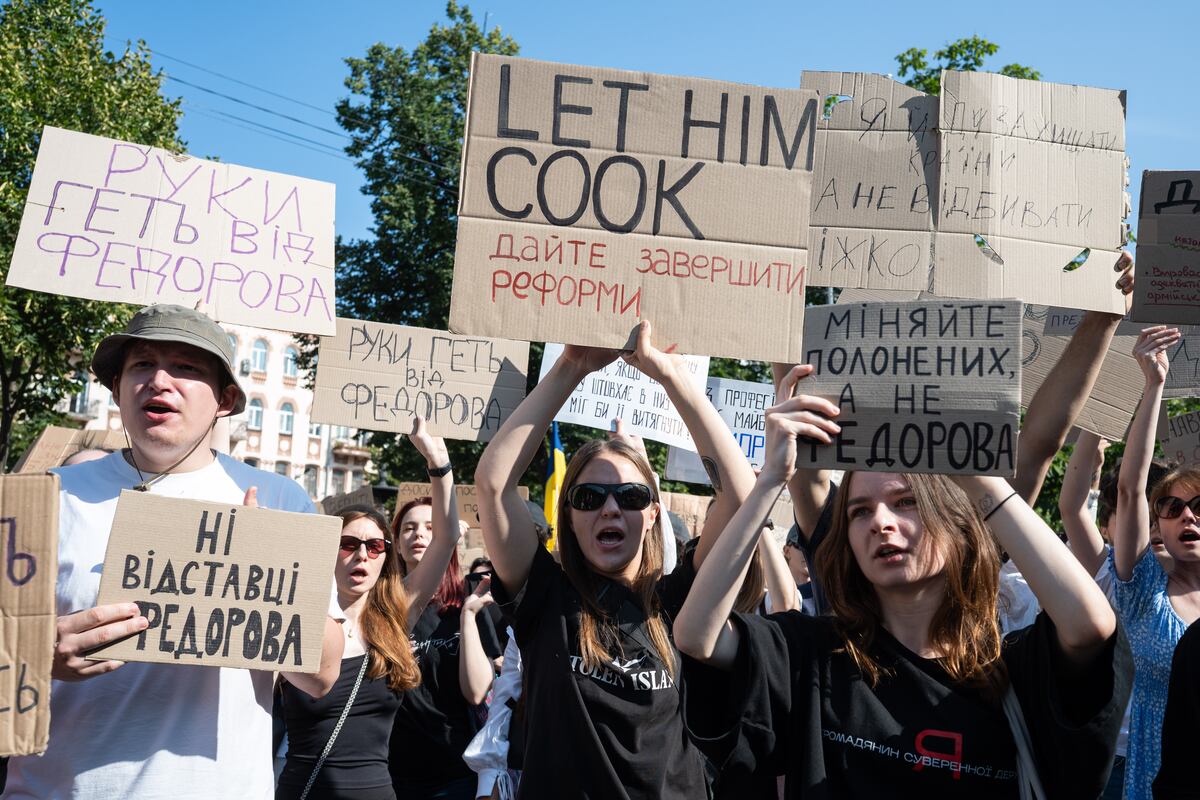 Учасники акції протесту в Києві з плакатами на підтримку звільненого міністра оборони Михайла Федорова