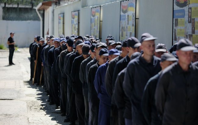 Російські військовополонені шикуються в колону на території одного з таборів утримання