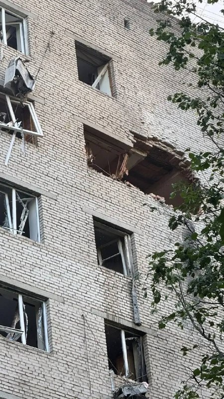 Багатоповерховий житловий будинок з пошкодженим вікном балкона в Солнєчногорську