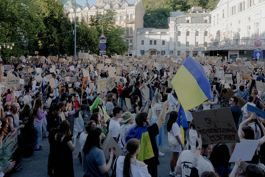 Тисячі людей зібралися на протест у центрі Києва