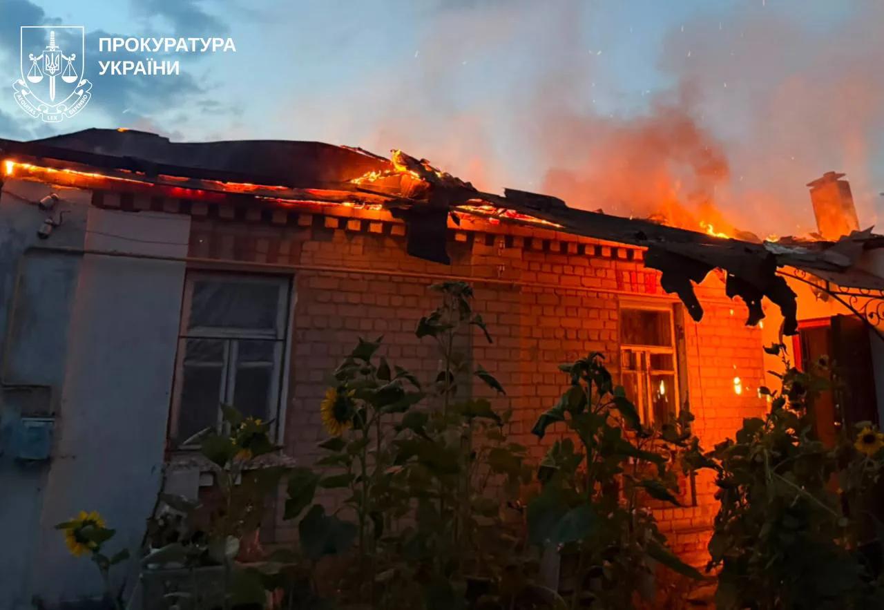 Ще один приватний будинок у Харкові, охоплений вогнем після удару дроном