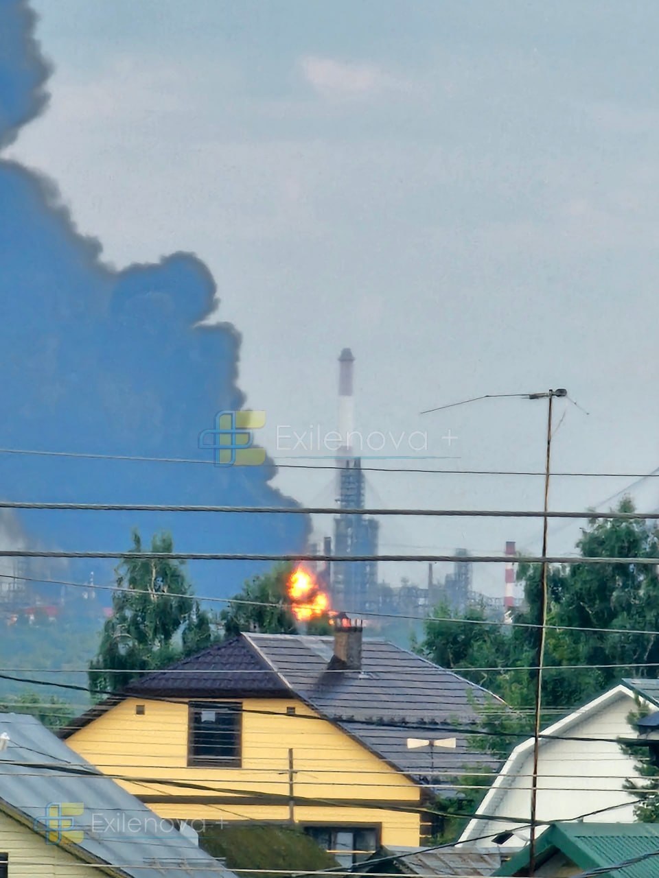 Крупний план: язики полум'я виблискують серед димової хмари над територією заводу в Сизрані