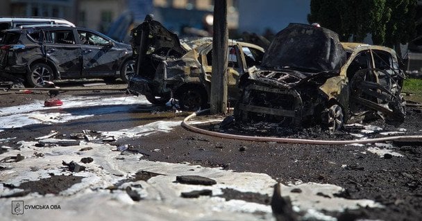 Вигорілі автомобілі на місці влучання КАБа в Сумах