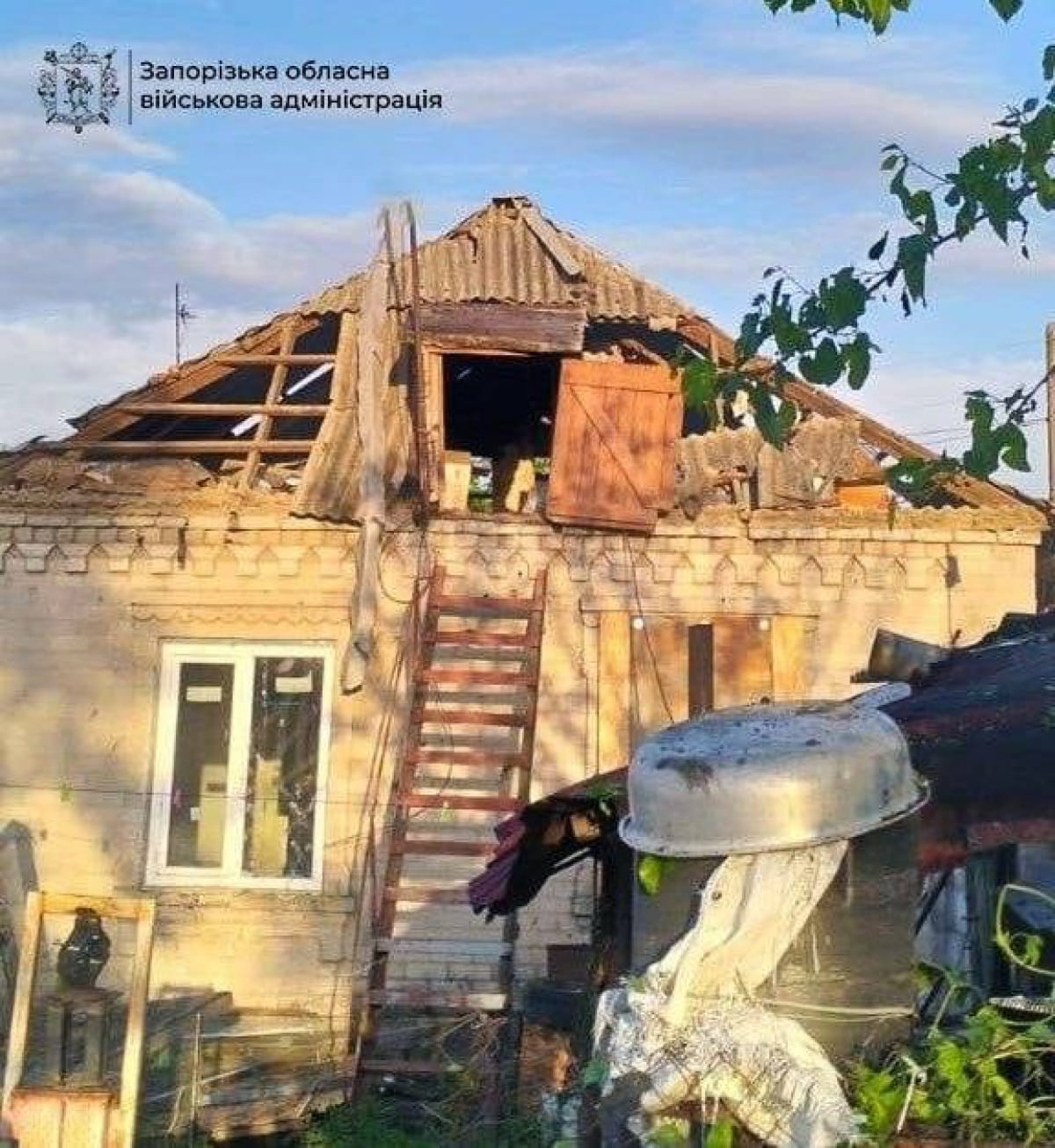 Пошкоджений внаслідок обстрілу житловий будинок у Запорізькій області