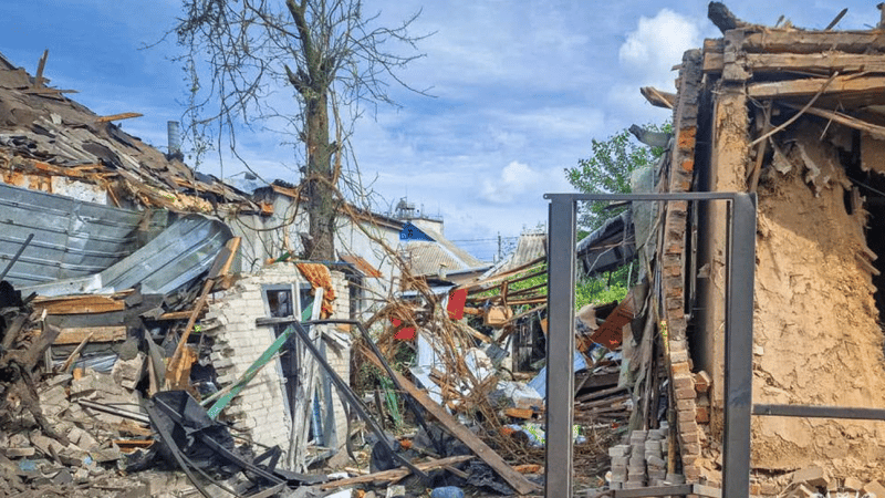 Зруйнований приватний будинок після удару, один із постраждалих регіонів України