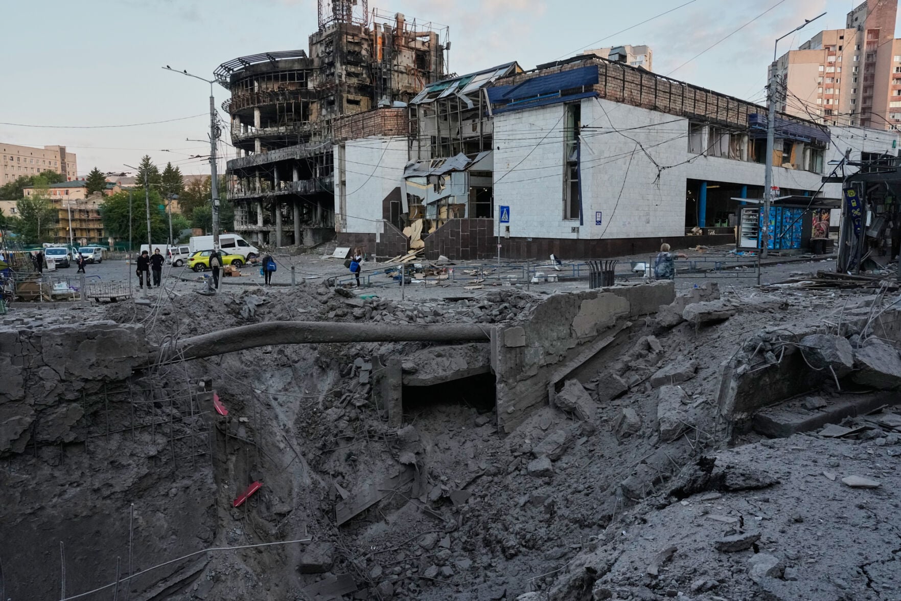 Вирва від ракети та уламки біля будівлі в Києві