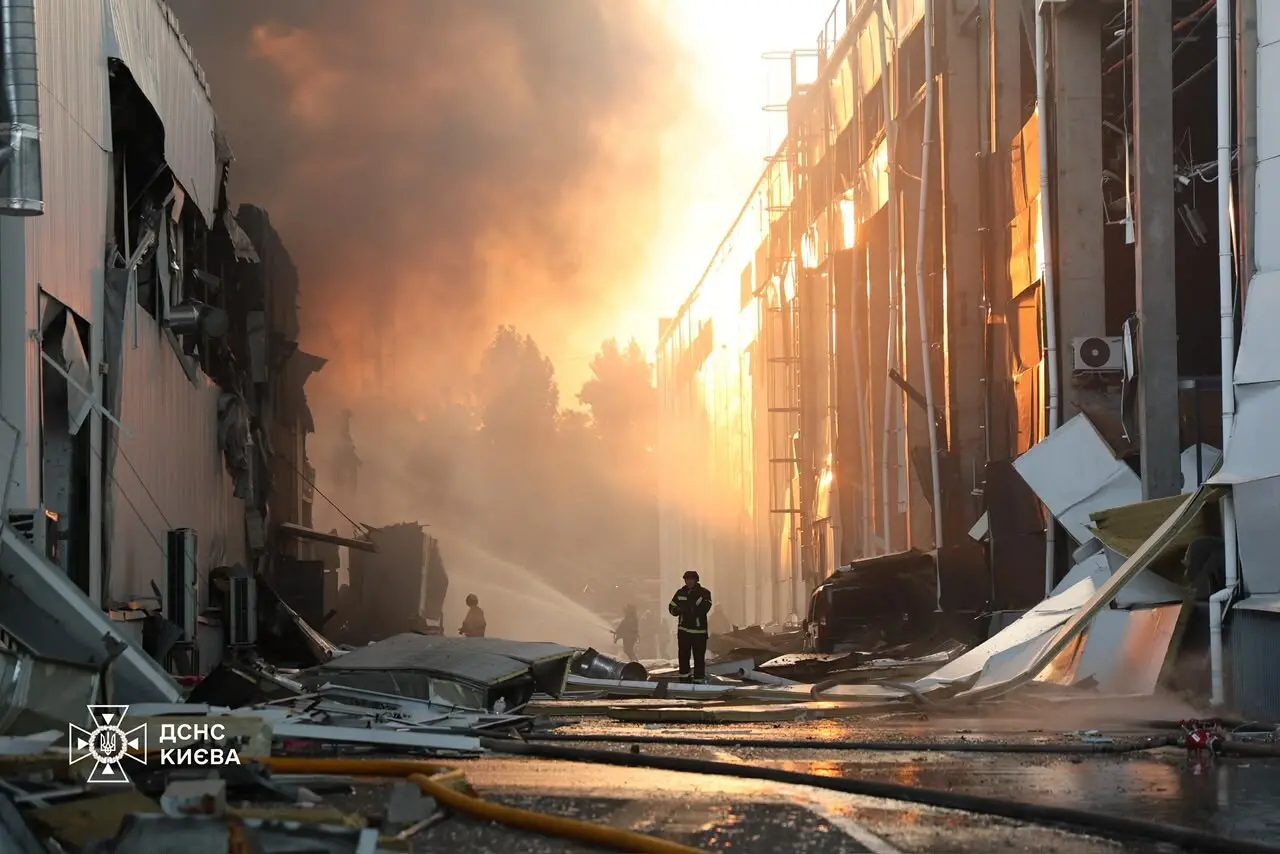Пожежники працюють на місці нічної пожежі в Києві