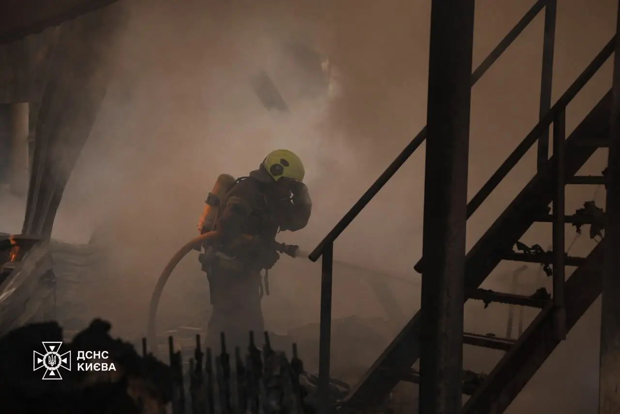 Рятувальник ДСНС гасить пожежу в задимленому приміщенні після удару по Києву