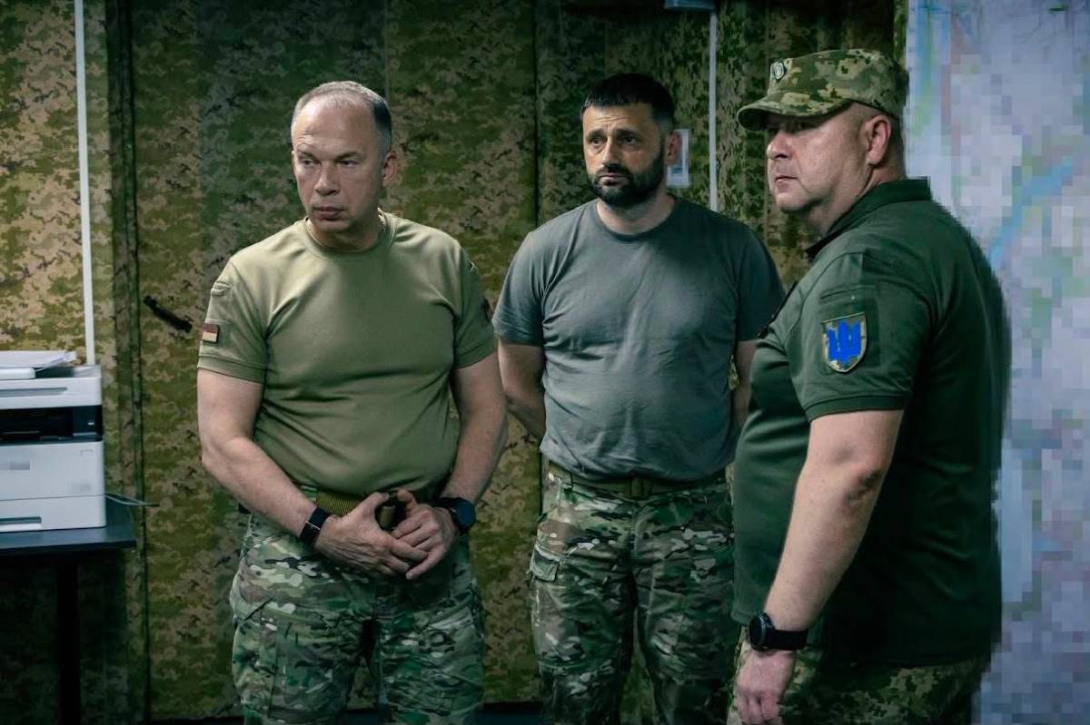 Сирський разом із офіцерами обговорює ситуацію на фронті у польовому штабі