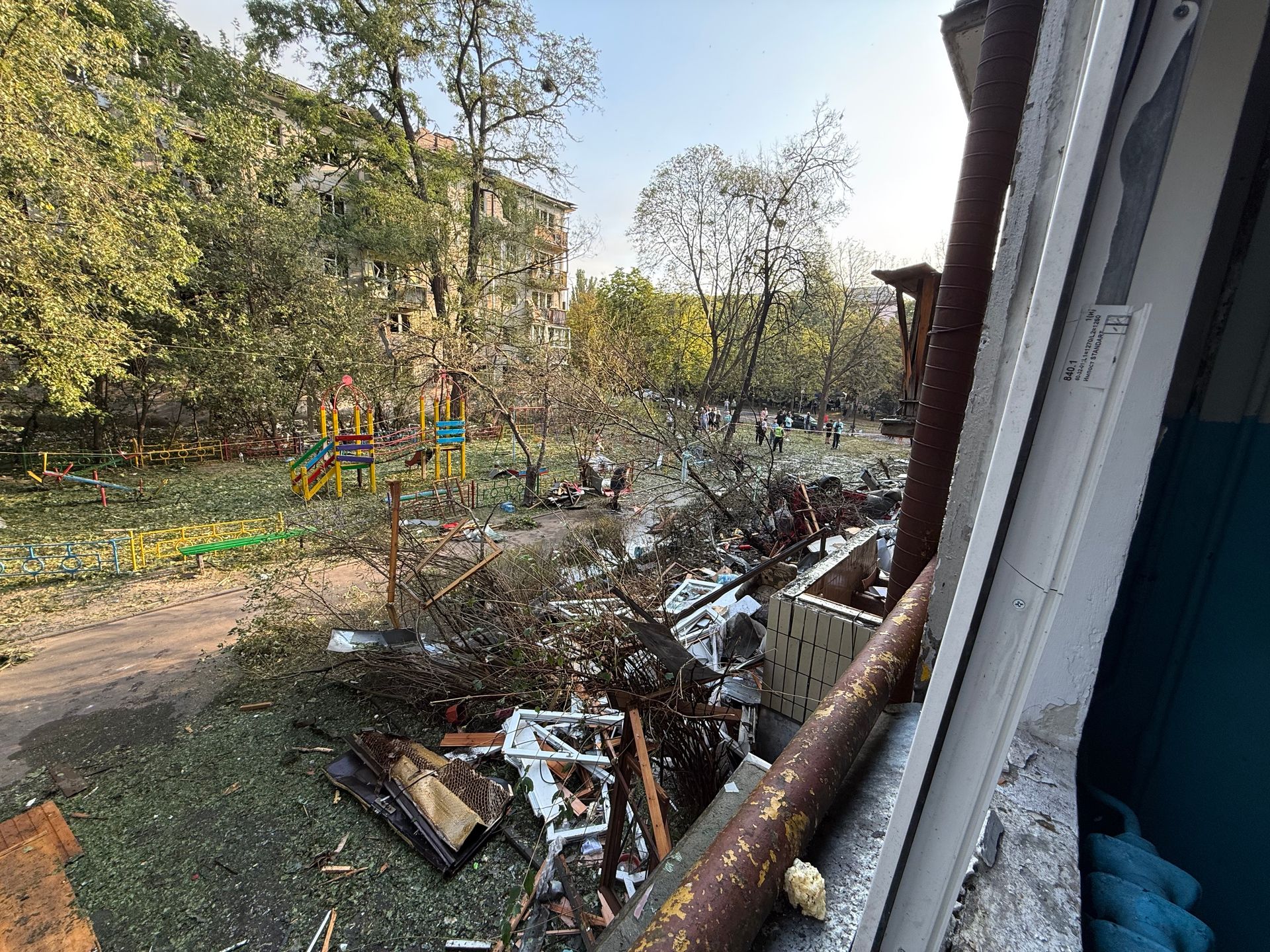 Рятувальники розбирають завали біля пошкодженого багатоквартирного будинку в Києві