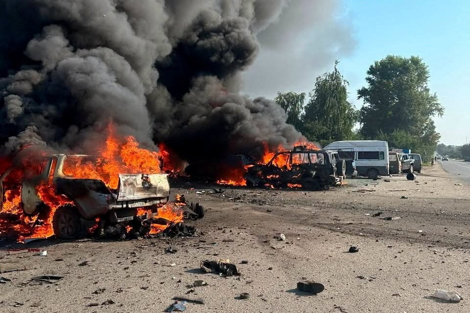 Автомобілі, що горять на місці ракетного удару в Печенігах, Харківська область