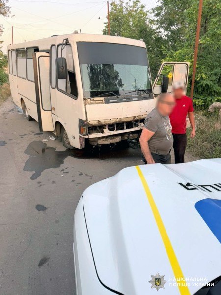 Пошкоджений внаслідок удару дроном автобус на узбіччі дороги, поруч поліцейське авто