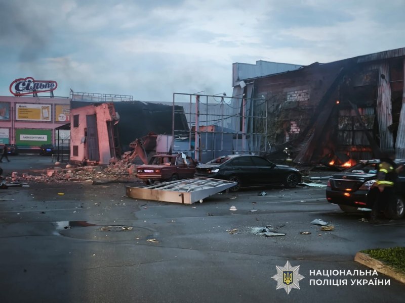 Пошкоджений торговий центр і вигорілі автомобілі на парковці в Павлограді, Національна поліція України