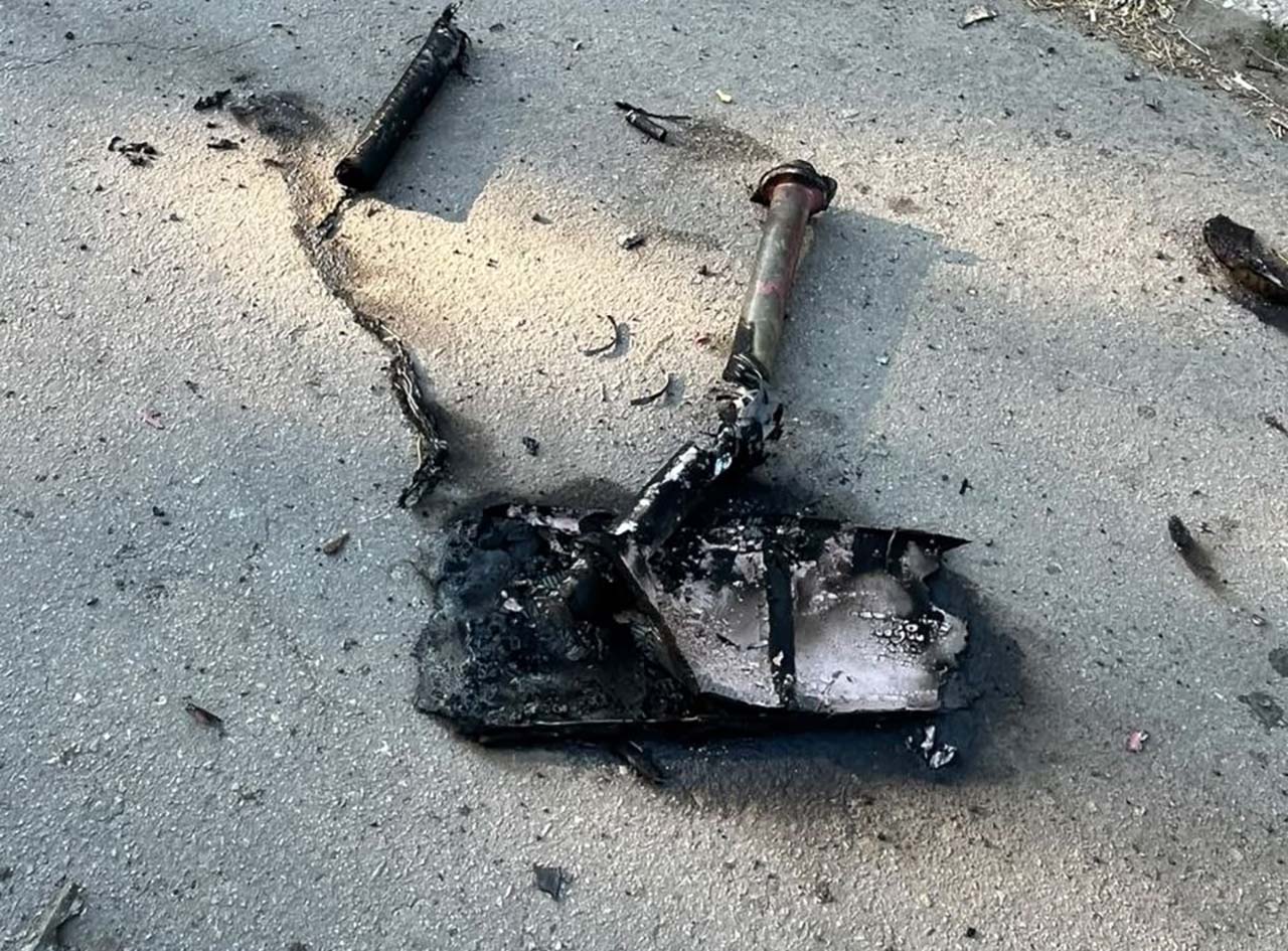 Уламки збитого дрона на вулиці в Лозовій, Харківська область, 22 серпня 2026
