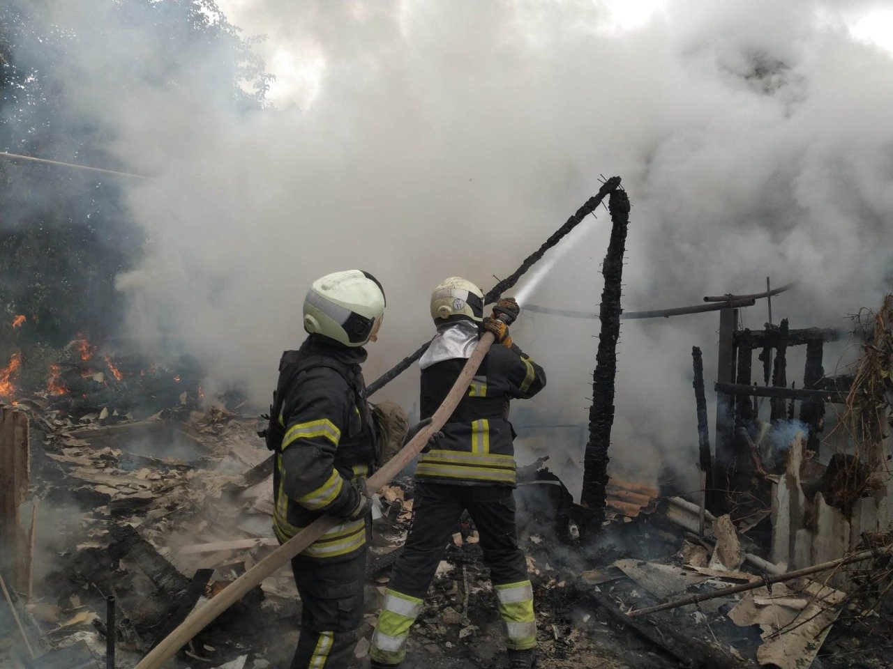 Ілюстративне фото: українські рятувальники гасять пожежу після російського обстрілу (архівне фото, Лисичанськ, 2022 рік)