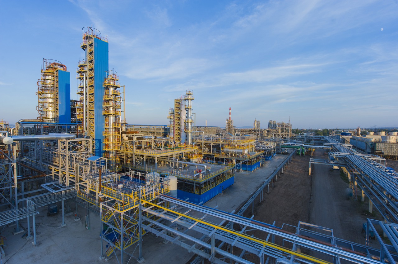 Панорама нафтопереробних установок Салаватського комплексу