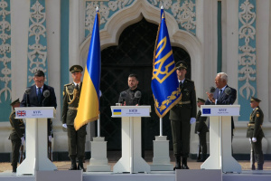 Іноземні лідери на трибунах з прапорами під час офіційних заходів до Дня Незалежності в Києві