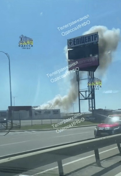 Дим над торговим центром «Епіцентр» після удару дрона під Одесою