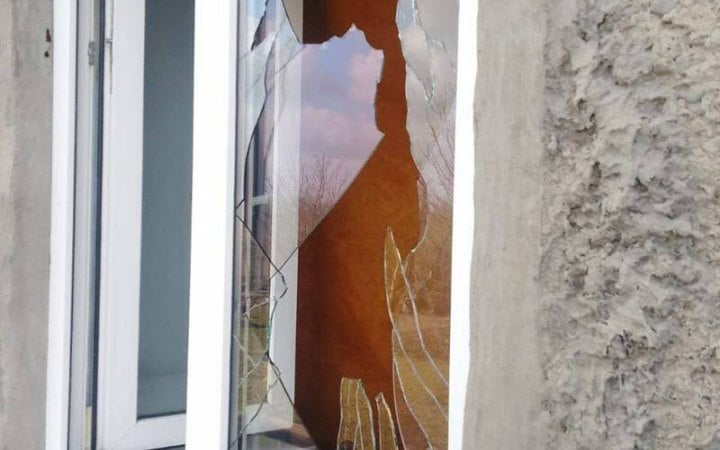 Розбите від вибухової хвилі вікно житлового будинку — ілюстративне фото наслідків обстрілів прифронтових областей