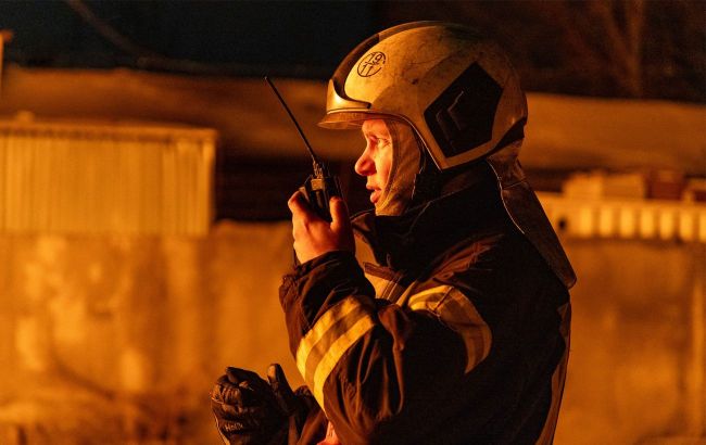 Рятувальник на місці події після нічної атаки на Київщину, 8 серпня 2026 року