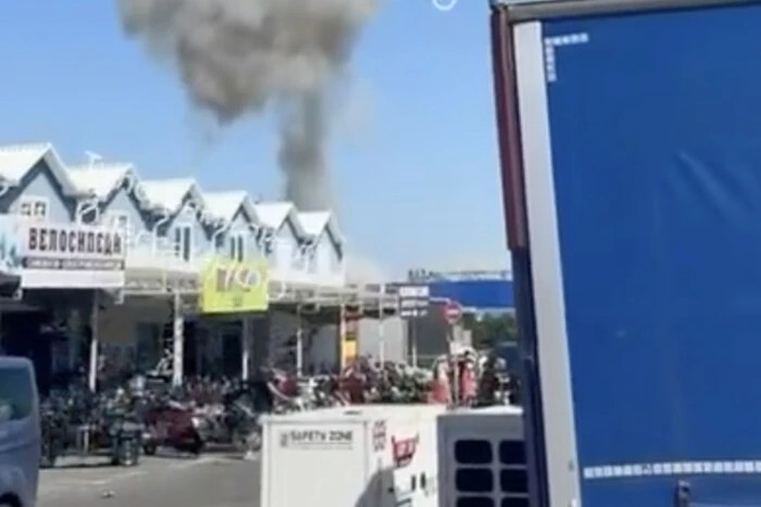 Стовп диму над торговими рядами поблизу «Епіцентру» на околиці Одеси