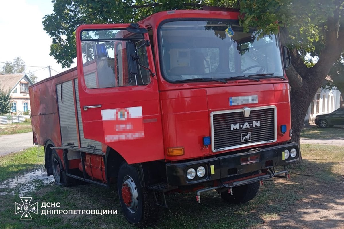 Пожежний автомобіль ДСНС, пошкоджений під час ліквідації наслідків російського удару в Дніпропетровській області