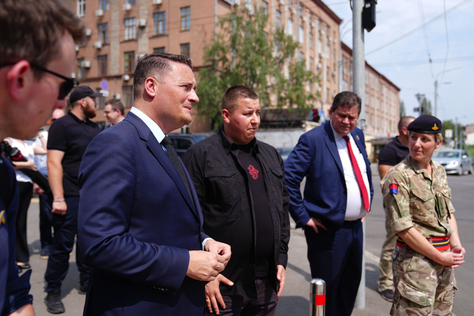 Стріттінг на тлі зруйнованого будинку в Лук'янівці