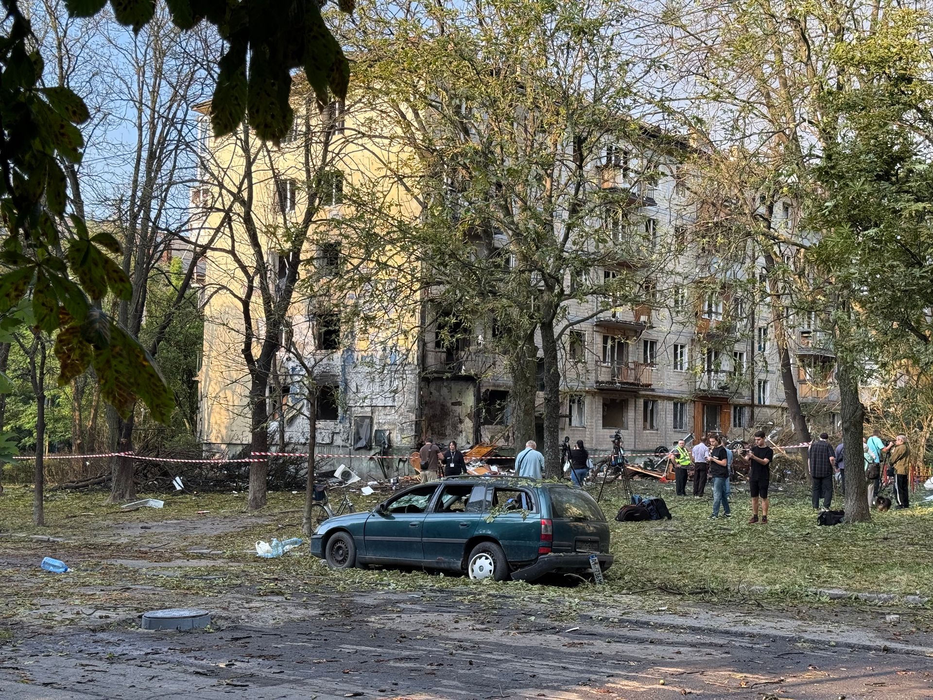 Наслідки ракетного удару по житловому кварталу Соломʼянського району Києва