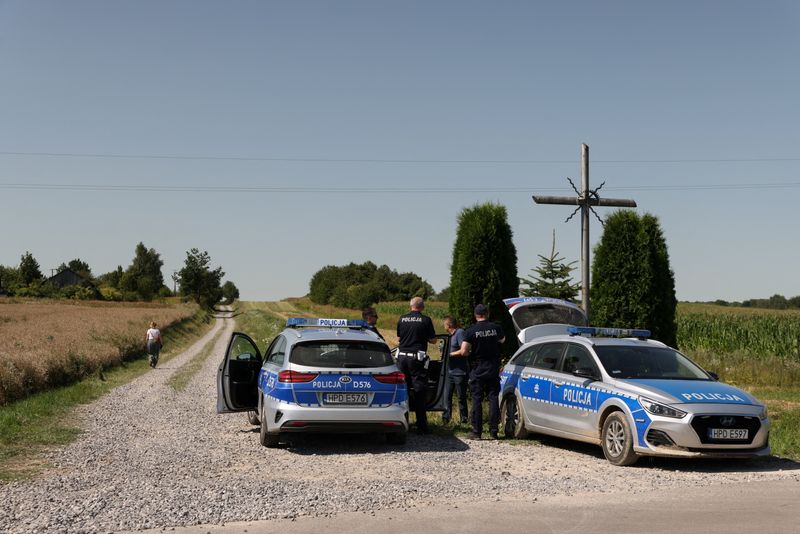 Автомобілі рятувальних та поліцейських служб на дорозі біля місця падіння ракети