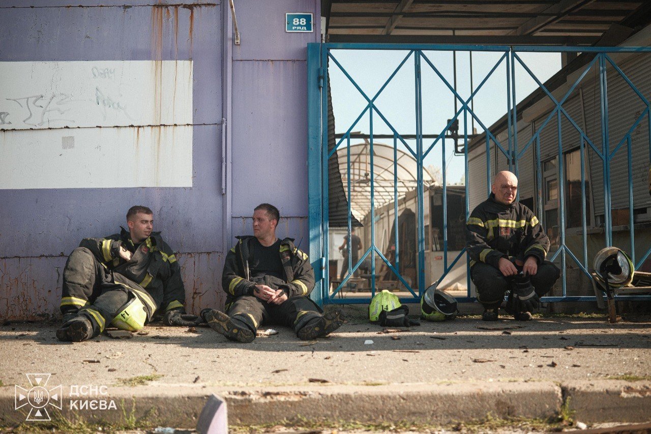 Київські пожежники відпочивають після гасіння пожежі на ринку