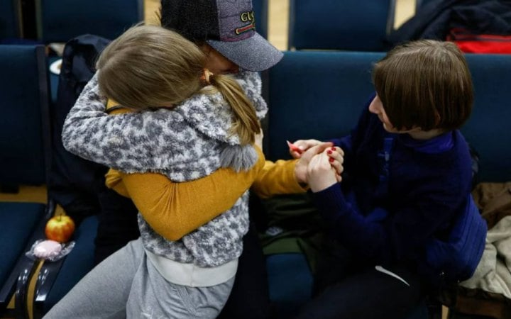 Возз'єднання родини після повернення з окупації (ілюстративне фото попереднього повернення дітей)