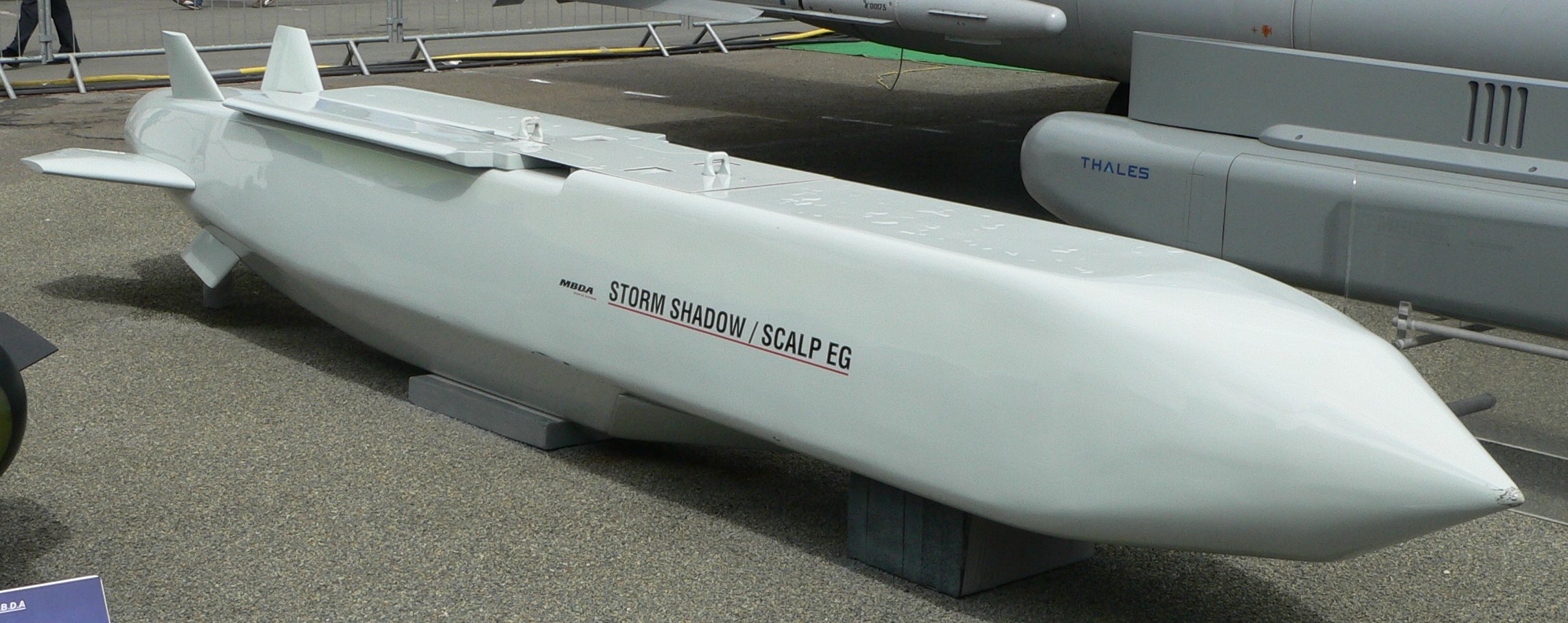 Крилата ракета типу Storm Shadow/Scalp на виставковому стенді — ілюстративне фото типу озброєння