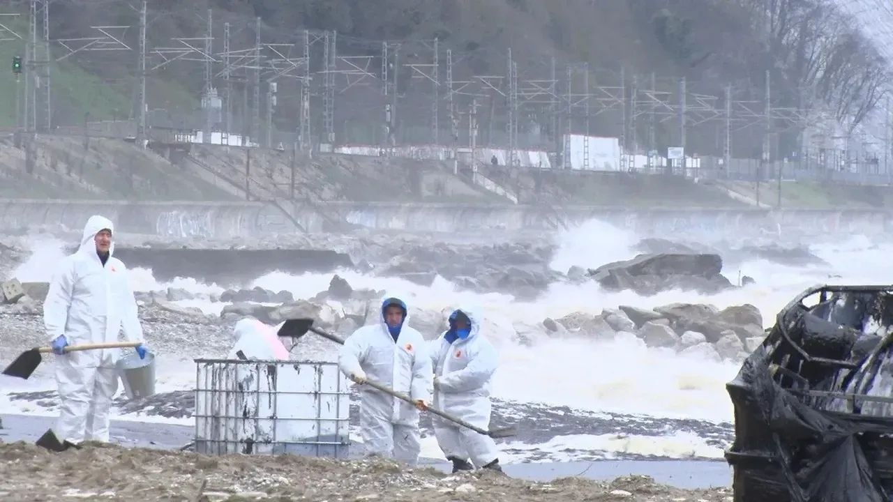 Працівники аварійних служб ліквідовують наслідки розливу нафтопродуктів на узбережжі (ілюстративне фото)