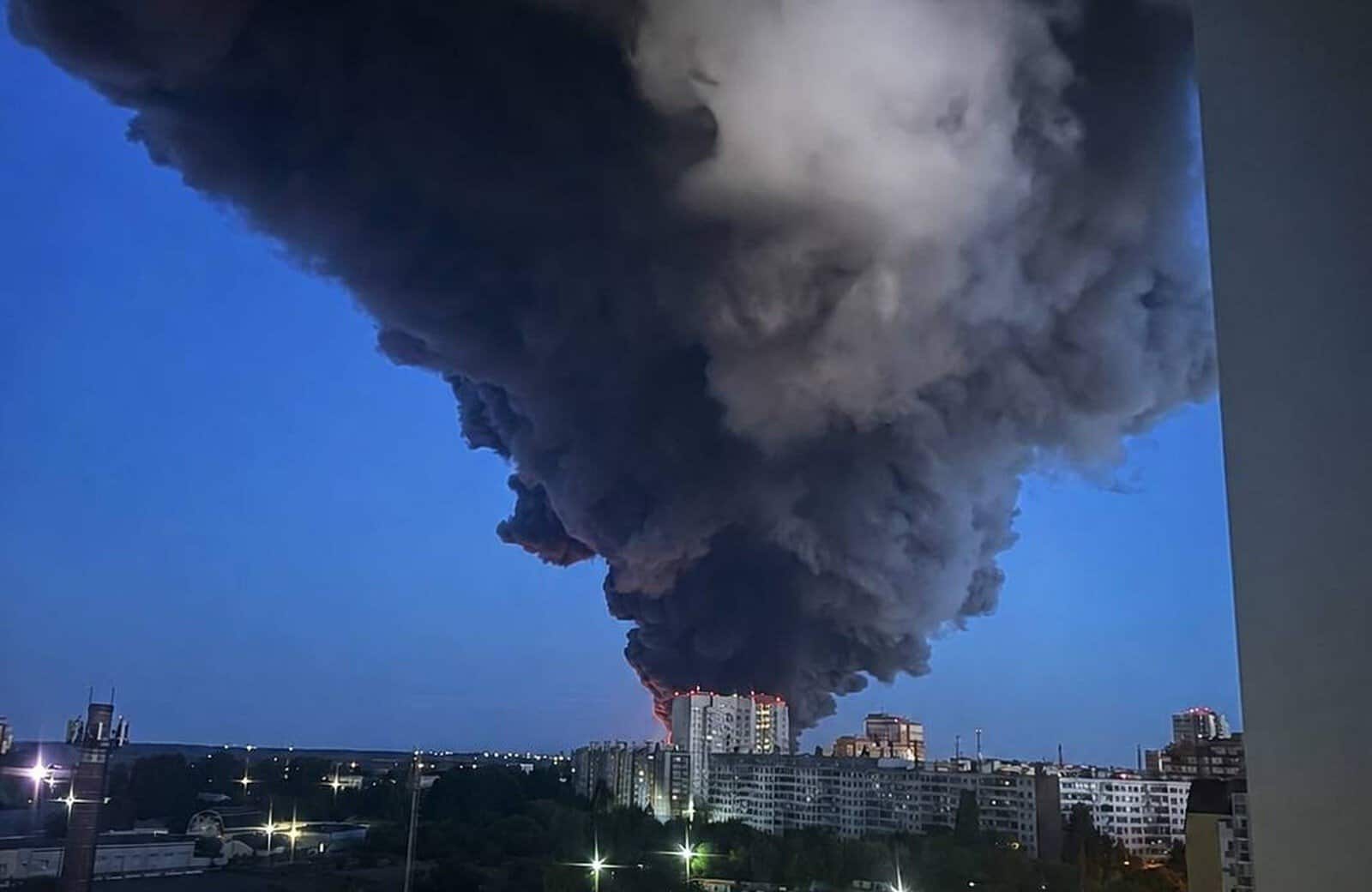 Ще один вид на дим над Волгоградом з балкона житлового будинку