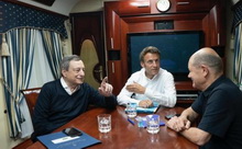 Учасники західної делегації прямують потягом до Києва напередодні святкувань Дня Незалежності